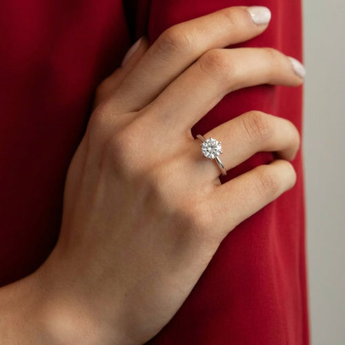 "Comet" round cut ring