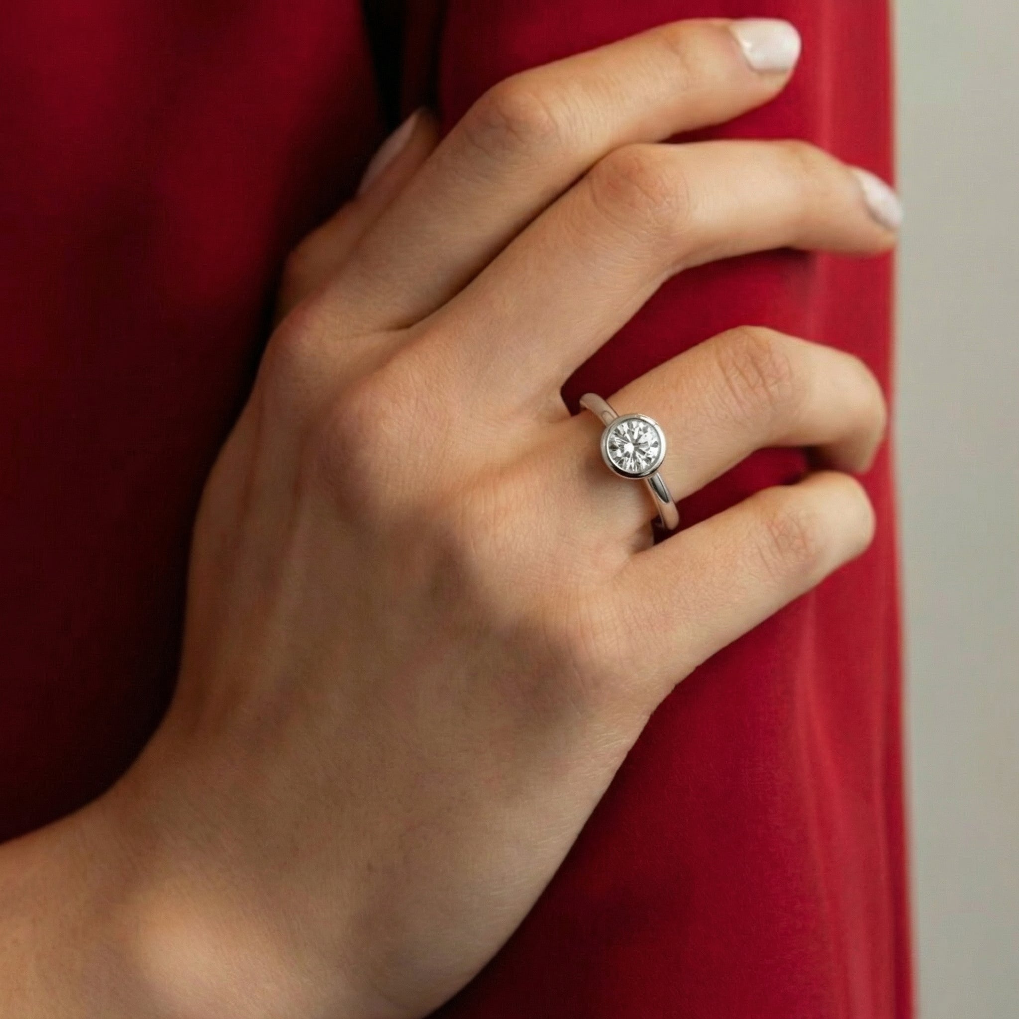 "Meteor" round cut ring