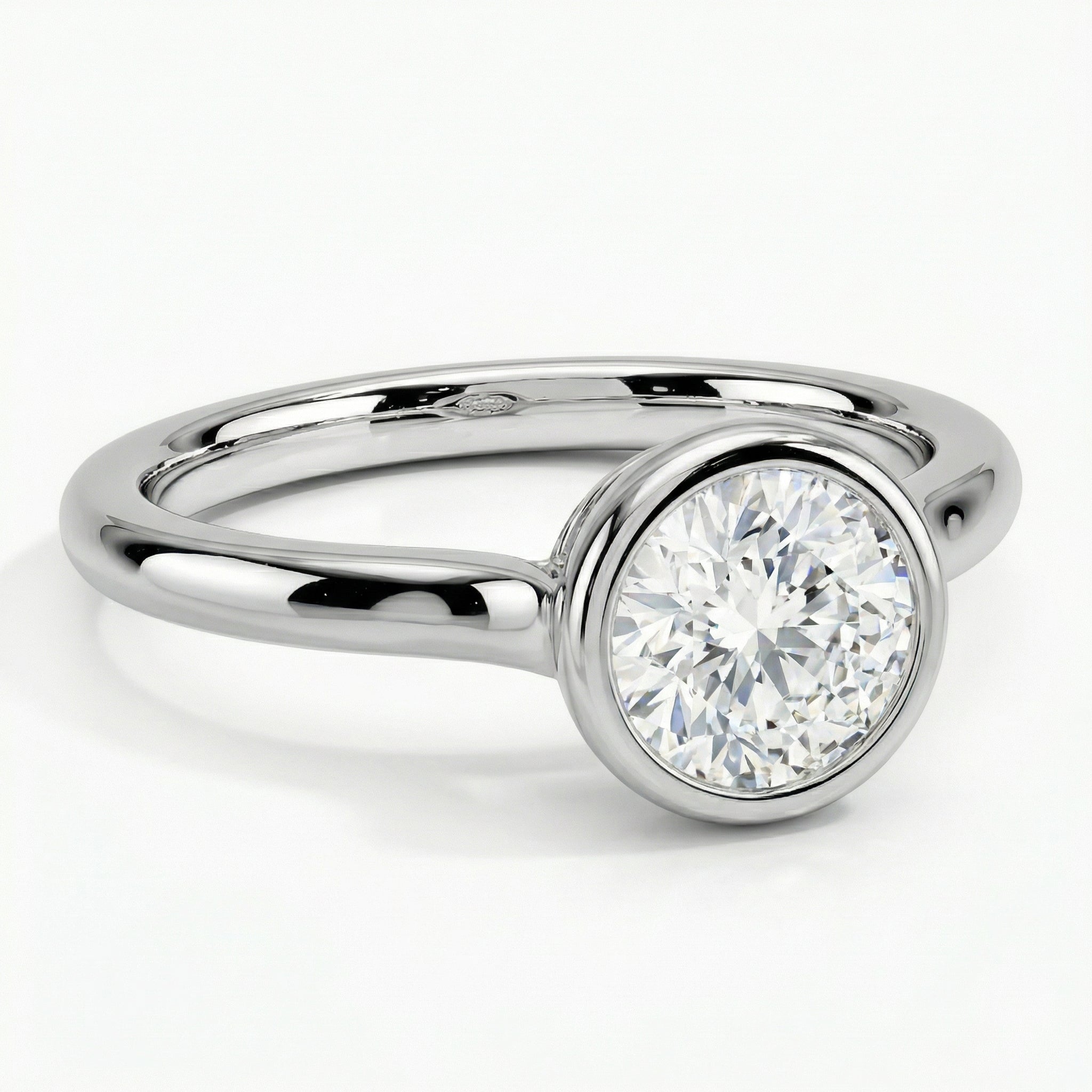 "Meteor" round cut ring